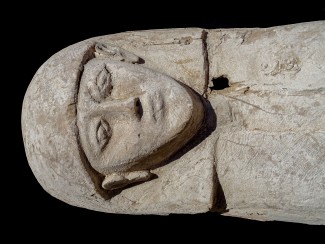 El Proyecto Djehuty halla el ataúd y la momia de una joven que vivió hace 3.600 años con su ajuar