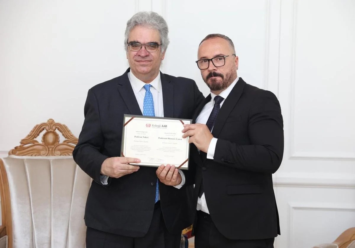 El profesor Isidro F. Aguillo (a la izquierda) y el rector de la Universidad AAB. La Rioja