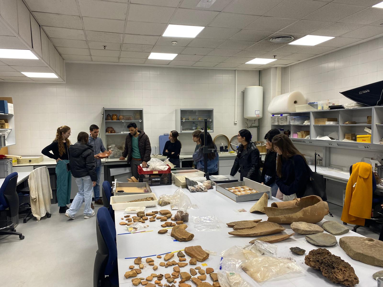 Alumnos del Máster Universitario en Arqueología y Gestión del Patrimonio Arqueológico de la UAH visitan  los laboratorios de I+D del IH