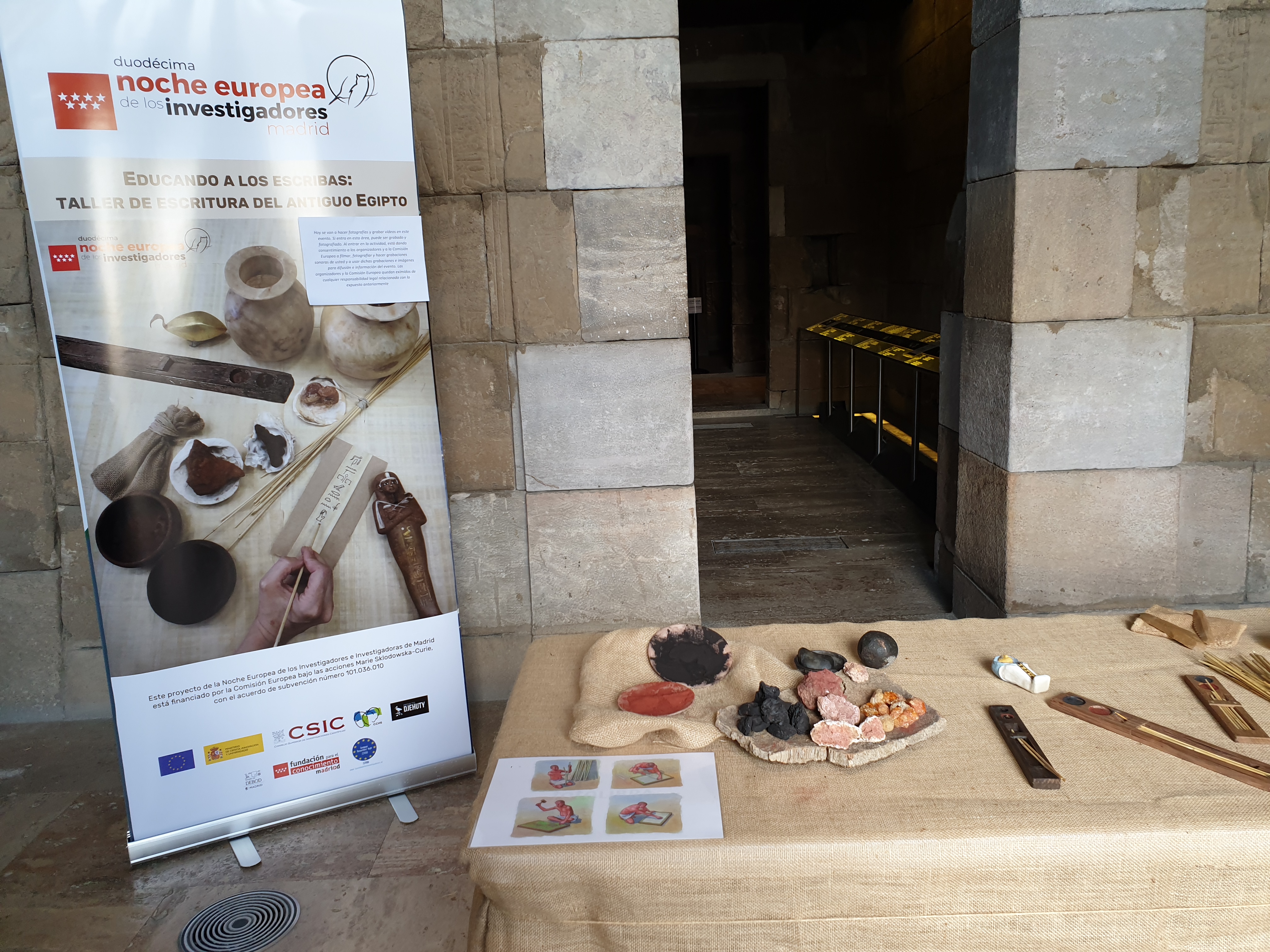 El proyecto Djehuty abre su 'escuela de escribas' en el Templo de Debod para celebrar la Noche de los investigadores en Madrid
