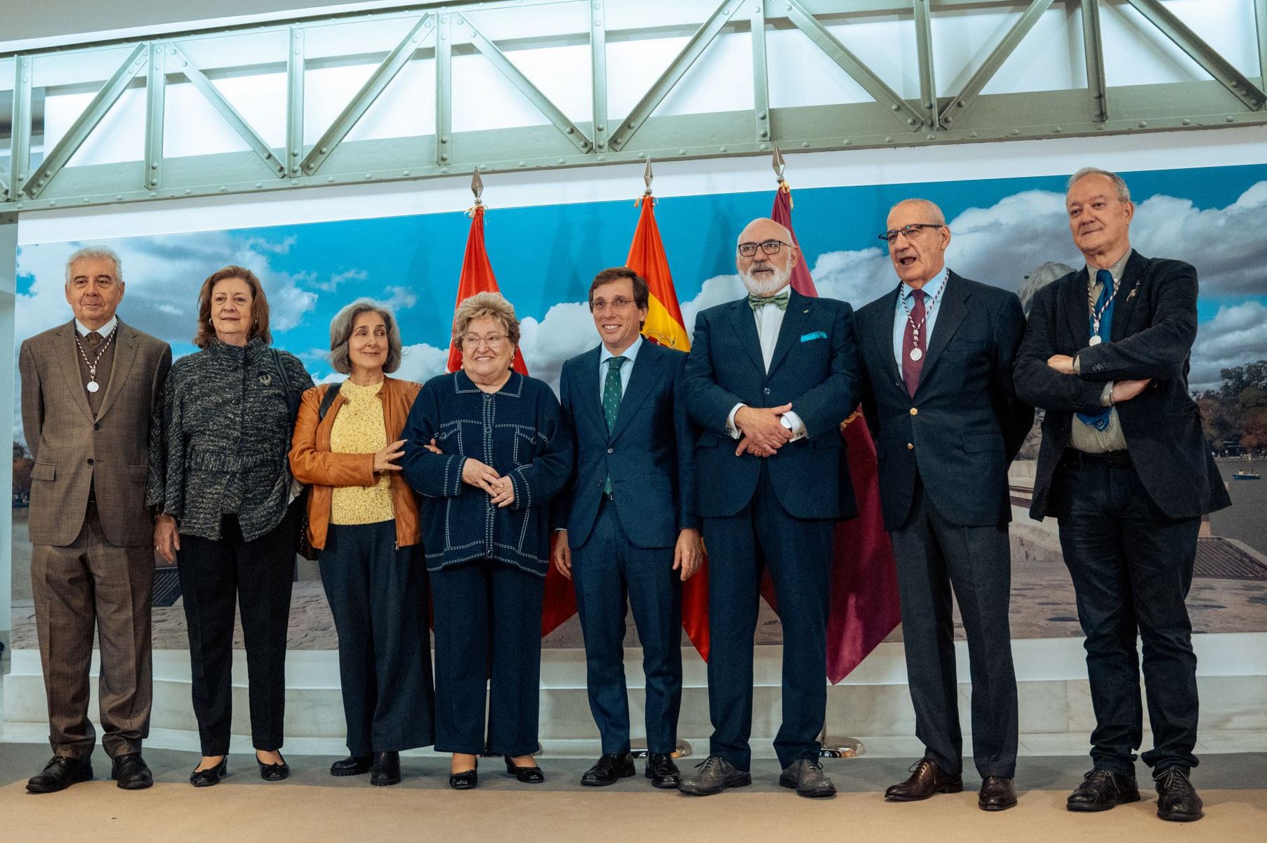 Almeida junto a los nuevos Cronistas de la Villa: la periodista Sara Medialdea y los historiadores Alfredo Alvar, Rosalía Domínguez y María Teresa Fernández Talaya(Foto: Europa Press - Gabriel Luengas)