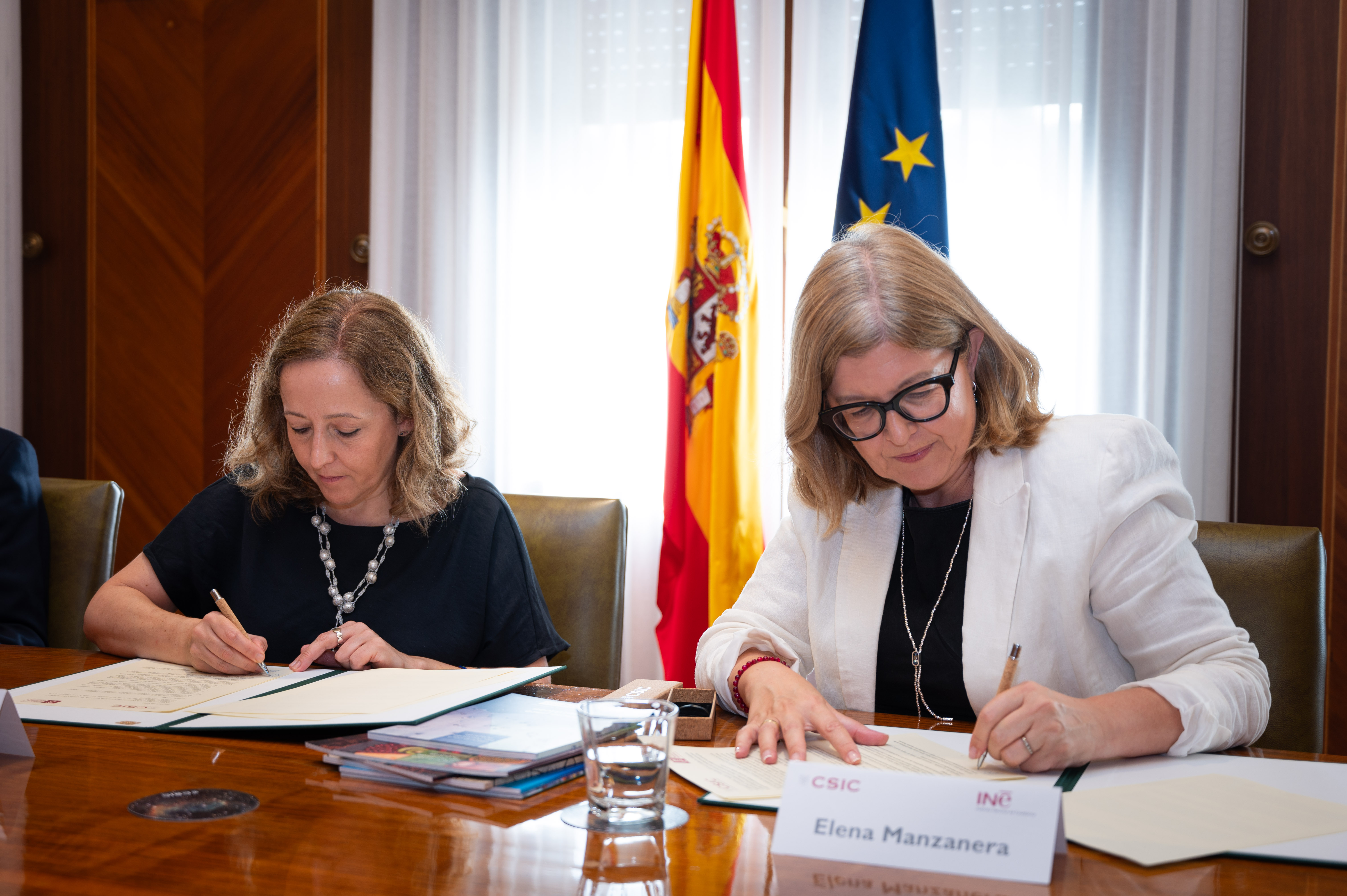 La presidenta del CSIC, Eloísa del Pino, y la presidenta del INE, Elena Manzanera, durante la firma del protocolo. / César Hernández