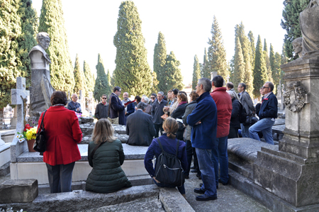Los participantes y organizadores en el Cementerio de San Justo