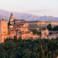 La Alhambra de Granada junto con la mezquita de Córdoba constituyen hoy en día algunas de las joyas arquitectónicas en España que mayor poder de atracción ejercen en el turismo de masas./ Wikipedia