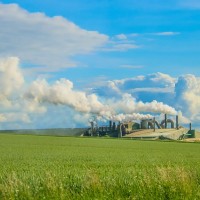 Un informe analiza los retos sociales de la transición hacia energías limpias en Iberoamérica y España