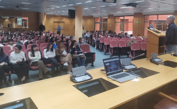 Mas de 100 alumnos del IES Gabriel García Márquez se acercan a la filosofía actual en su visita al CCHS