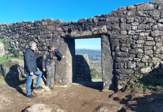 Concluye la reconstrucción de la puerta Norte del poblado de Santa Tegra Concluye la reconstrucción de la puerta Norte del poblado de Santa Tegra